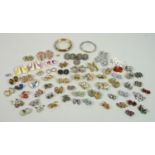 A quantity of costume jewellery, including a large collection of clip on earrings of varying sizes