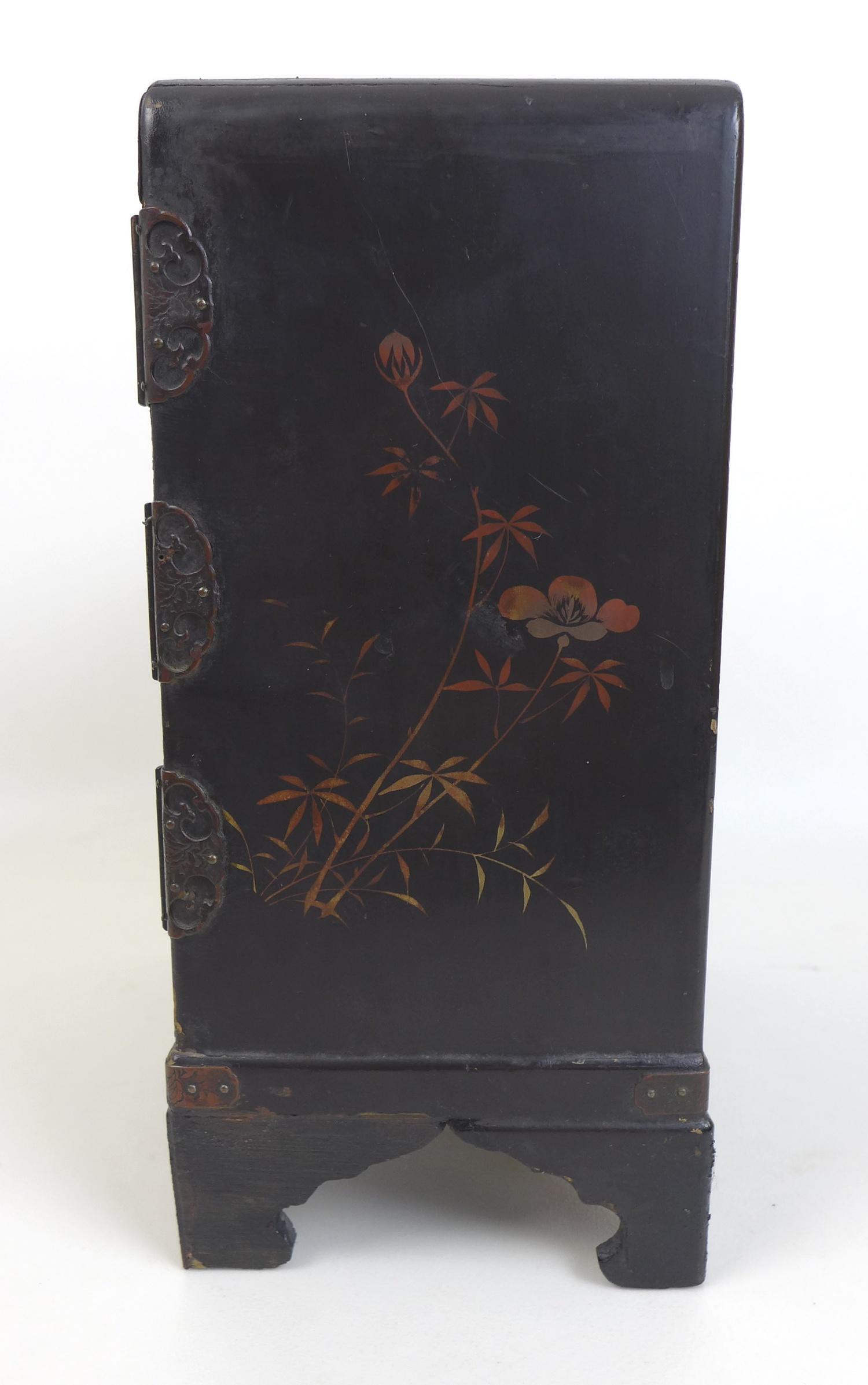 A group of Japanese wooden items, comprising an early 20th century Japanned jewellery box in the - Image 4 of 6