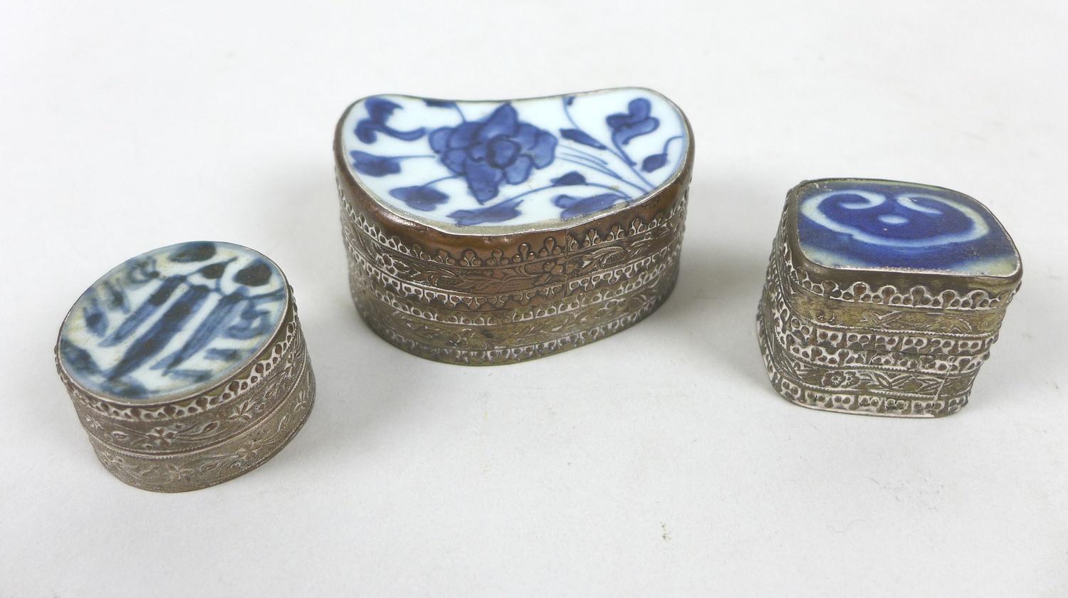 Five trinket boxes with lids inlaid with pieces of Chinese ceramic, including a rectangular form box - Image 4 of 5