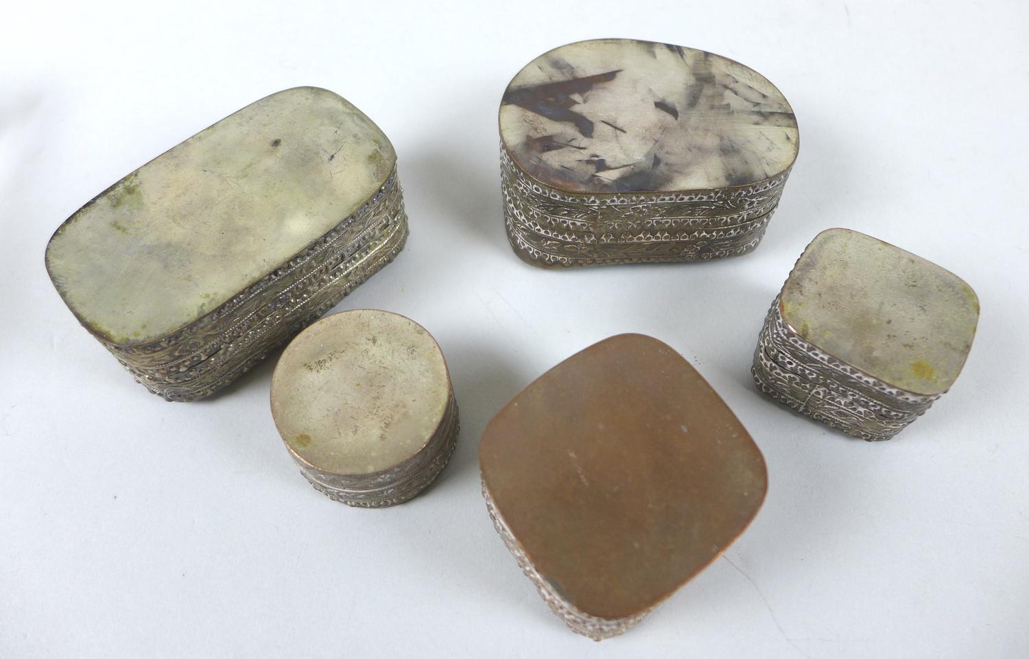 Five trinket boxes with lids inlaid with pieces of Chinese ceramic, including a rectangular form box - Image 5 of 5