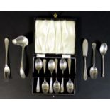 A small group of Edwardian and later silver items, comprising a cased set of silver teaspoons,
