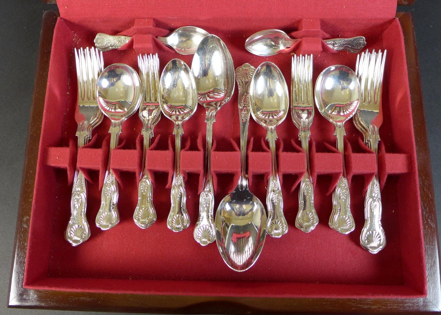 A modern canteen of silver plated cutlery, Kings Pattern, six place settings, 44 pieces total, two - Image 5 of 7