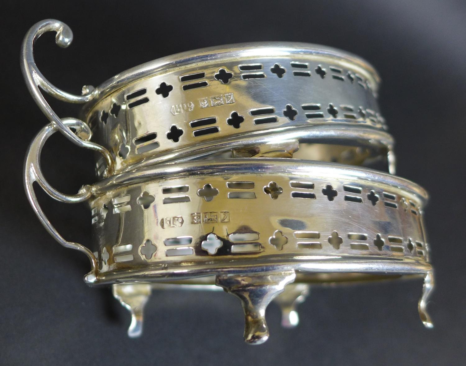 A pair of Elizabeth II silver butter dishes with matching butter knives, of oval form with with twin - Image 7 of 13