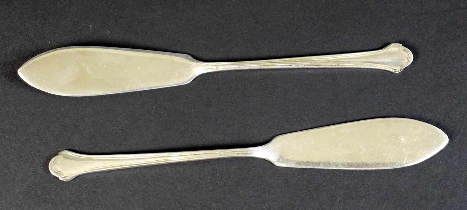 A pair of Elizabeth II silver butter dishes with matching butter knives, of oval form with with twin - Image 10 of 13