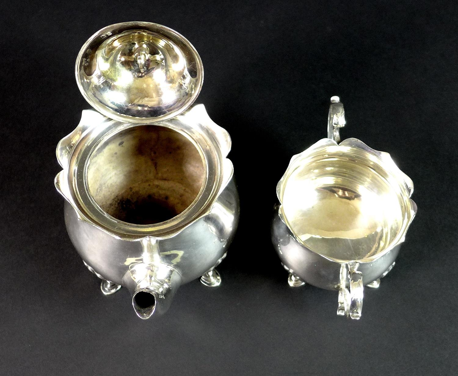 An Edward VII silver teapot and sugar bowl, of bombe form with scalloped rims, raised on four - Image 3 of 8