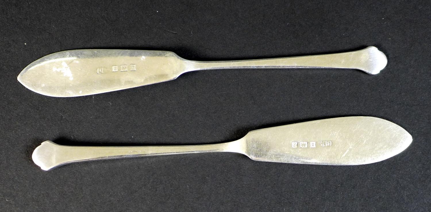 A pair of Elizabeth II silver butter dishes with matching butter knives, of oval form with with twin - Image 11 of 13