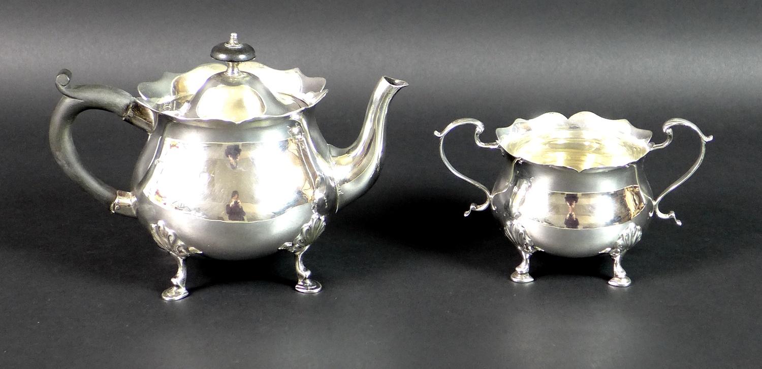 An Edward VII silver teapot and sugar bowl, of bombe form with scalloped rims, raised on four - Image 2 of 8