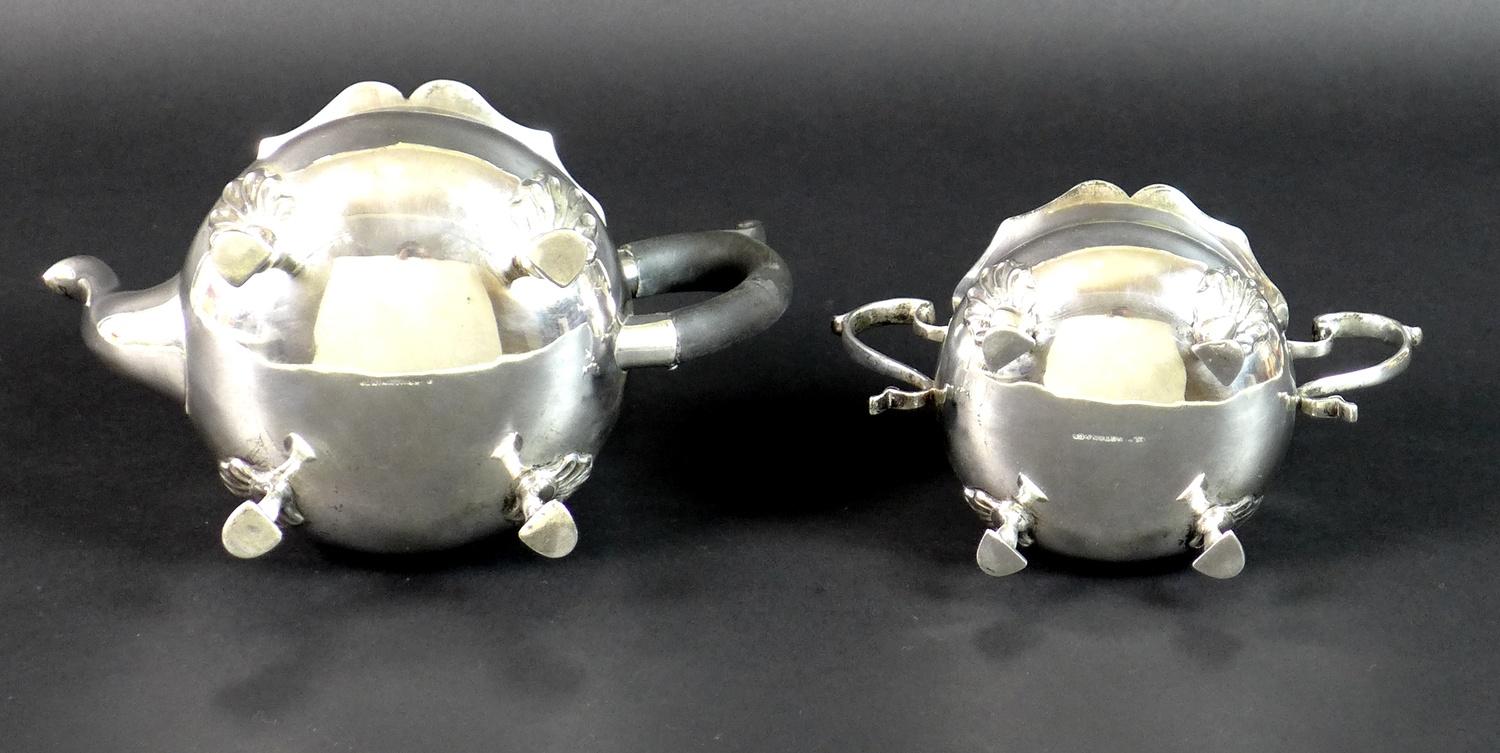 An Edward VII silver teapot and sugar bowl, of bombe form with scalloped rims, raised on four - Image 5 of 8