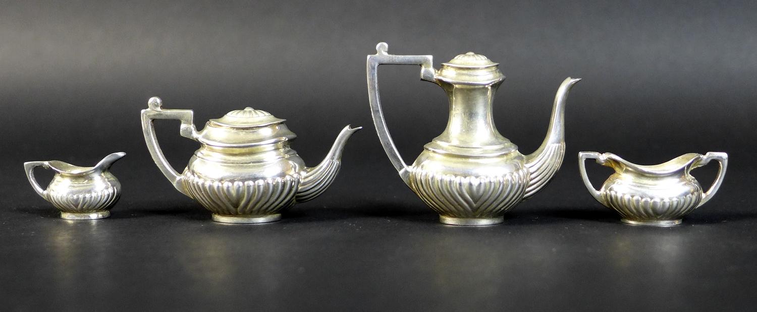 An Elizabeth II silver miniature tea and coffee service, comprising a teapot with lid, 5.3 by 2.2 by - Image 4 of 14