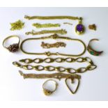 A group of 9ct gold jewellery, including a flowerhead ring set with garnets, a/f one stone