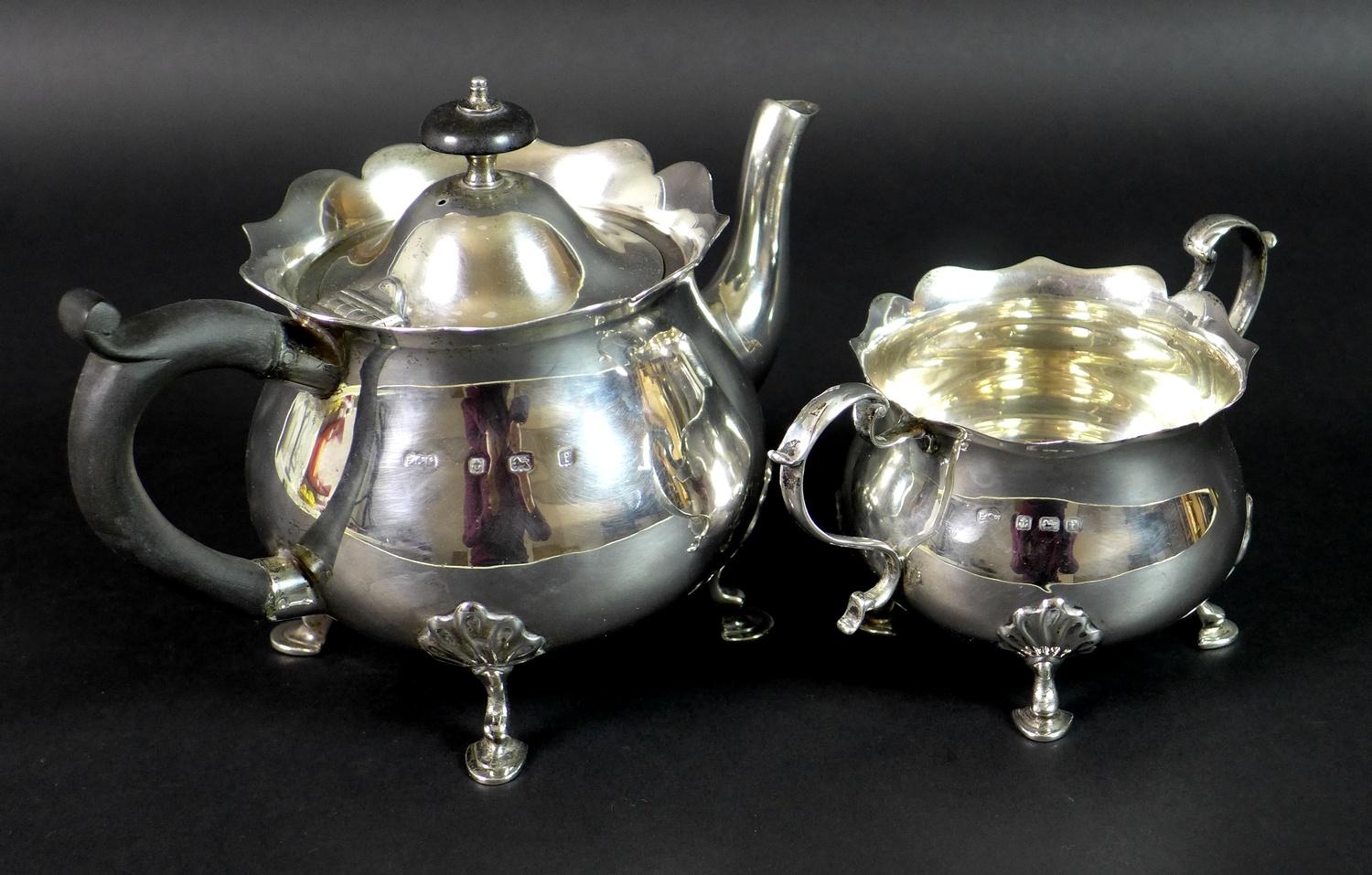 An Edward VII silver teapot and sugar bowl, of bombe form with scalloped rims, raised on four - Image 4 of 8