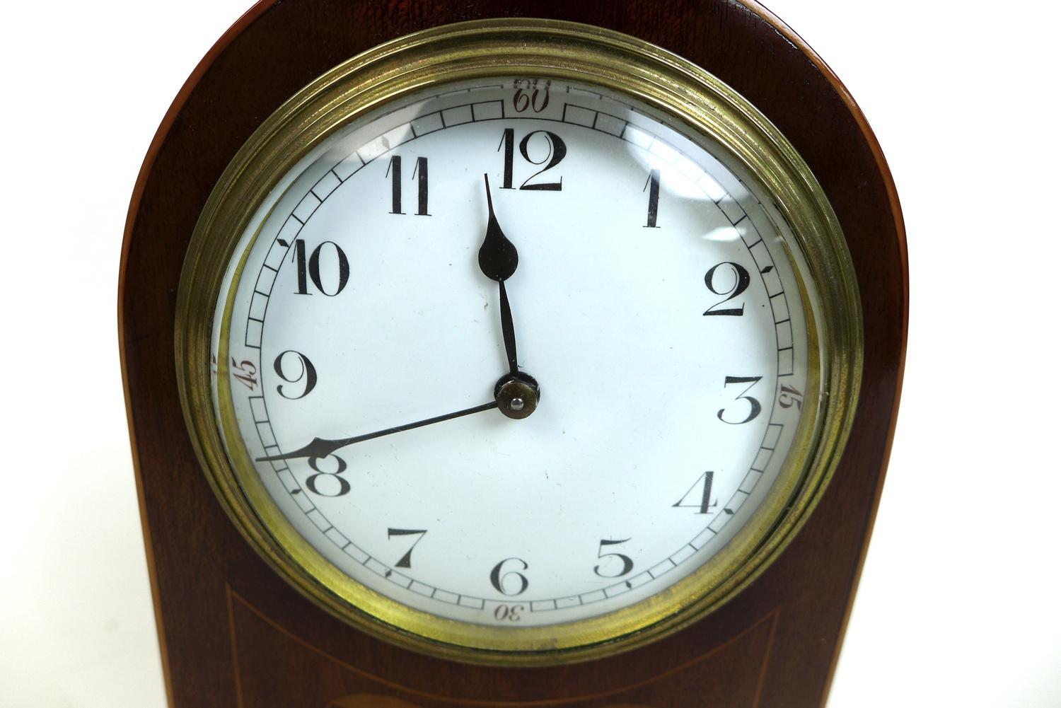 An Edwardian mahogany mantle clock, the domed topped case with decorative marquetry inlay, white - Image 3 of 8