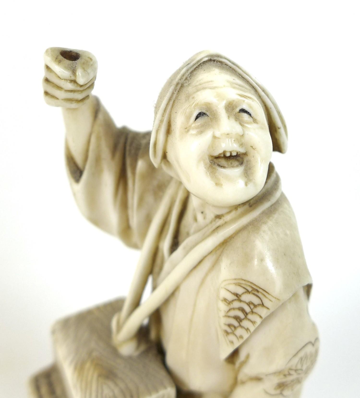 A Japanese ivory okimono, Meiji Period, late 19th century, modelled as a man standing looking up - Image 5 of 6