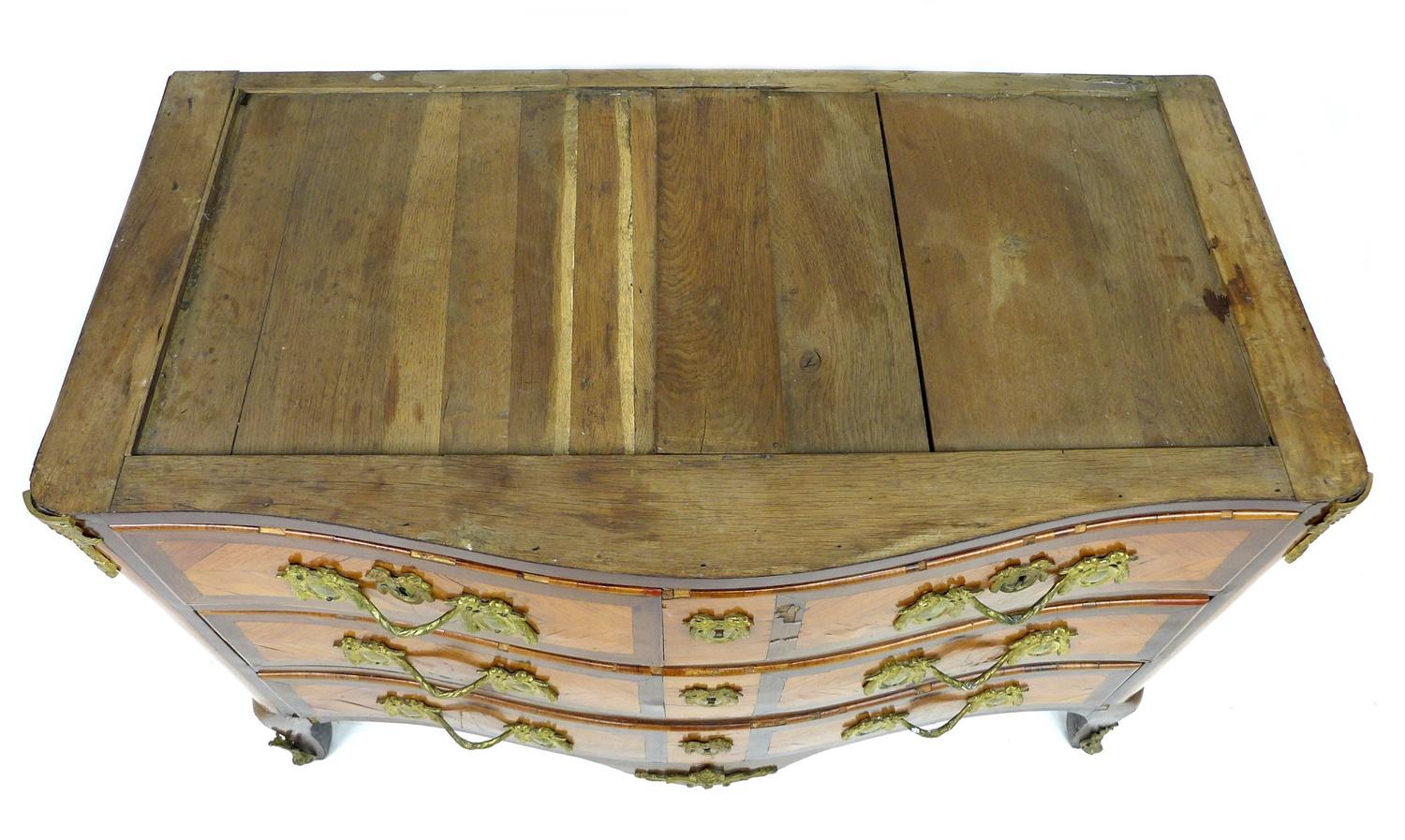 A French Louis XV serpentine fronted commode, circa 1760, by André Antoine Lardin - Image 18 of 27