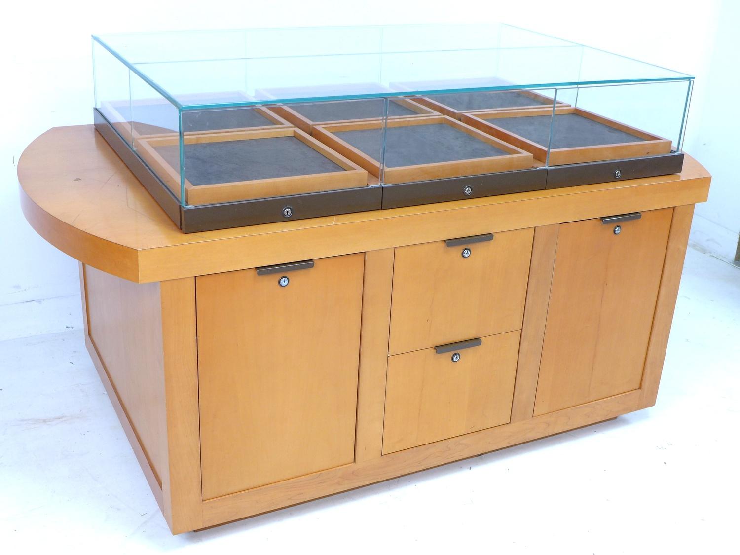 A modern shop display cabinet unit, with glazed box showcase to the surface comprising six - Image 2 of 3