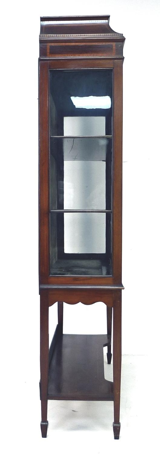 An Edwardian mahogany crossbanded and line inlaid display cabinet, twin glazed doors enclosing two - Image 3 of 4