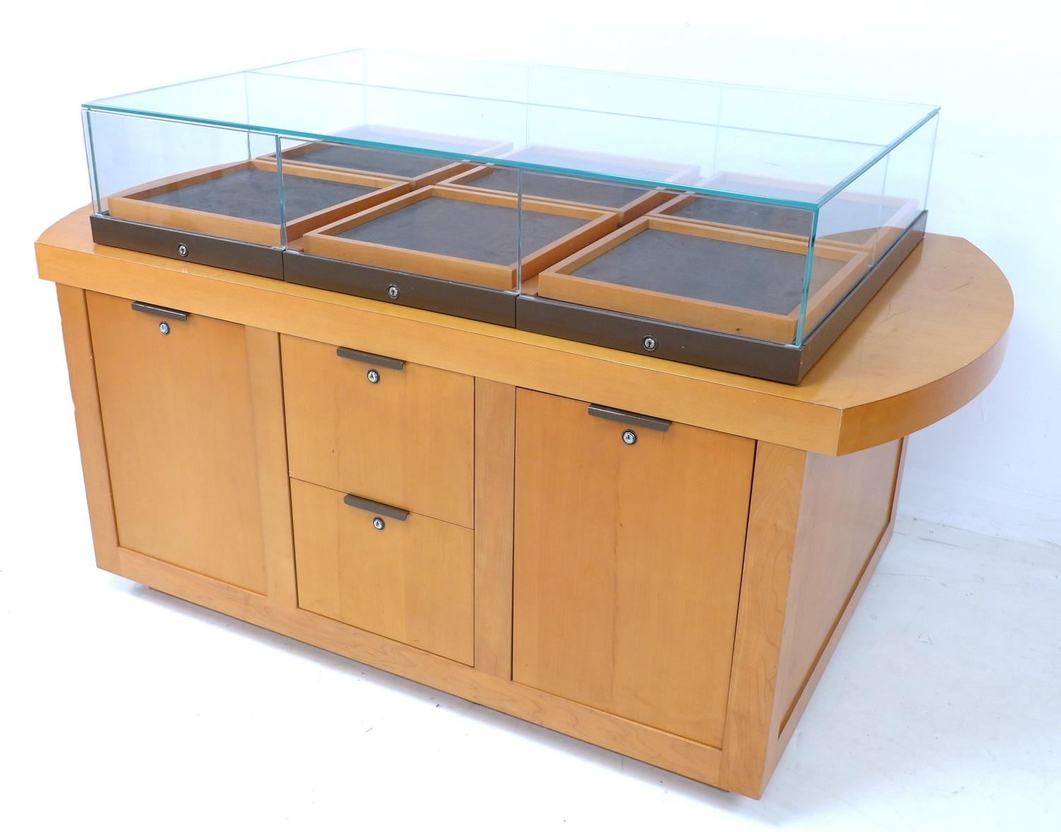 A modern shop display cabinet unit, with glazed box showcase to the surface comprising six - Image 3 of 3