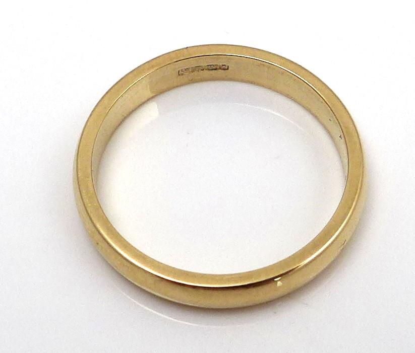 An 18ct yellow gold wedding band, maker LW, size M/N, 3.6g, in a modern black presentation case, and - Image 3 of 4