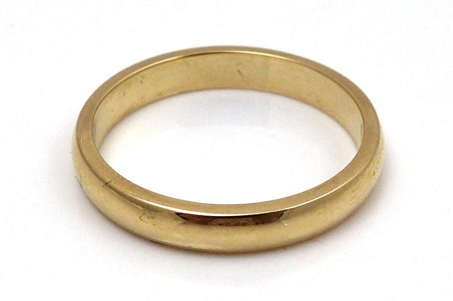 An 18ct yellow gold wedding band, maker LW, size M/N, 3.6g, in a modern black presentation case, and - Image 2 of 4