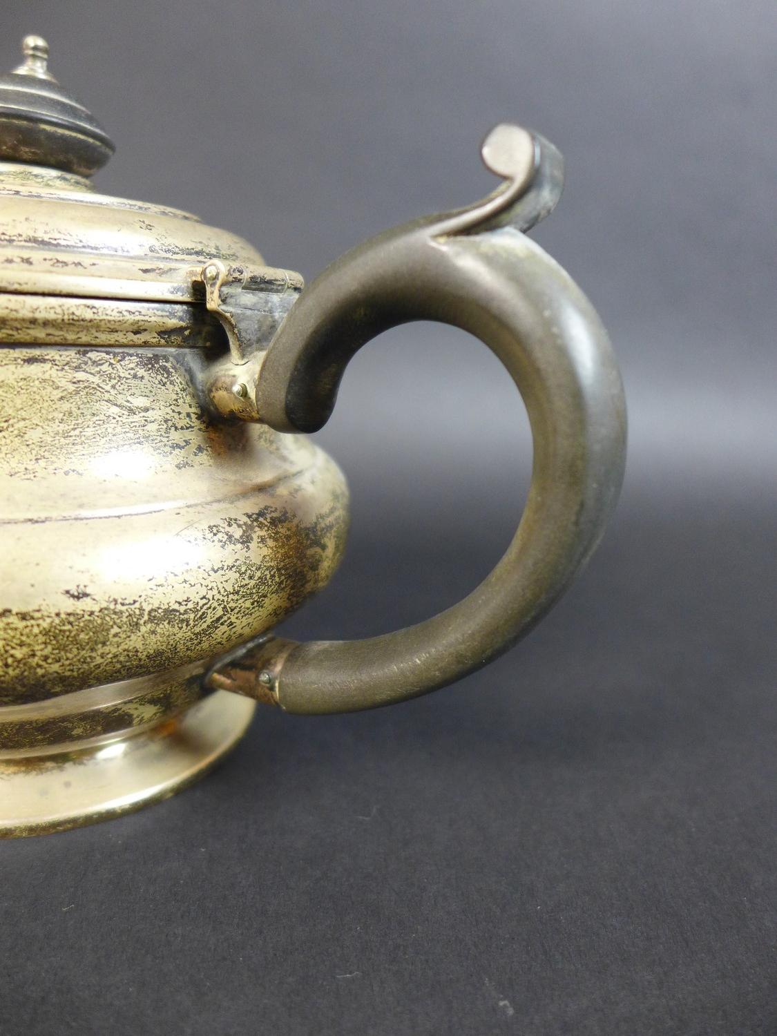 A George V silver bachelor's tea set, of compressed bun form on circular foot, comprising a teapot - Image 6 of 15