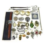A group of silver items, comprising a silver Albert chain, 40cm long, an Edwardian crucifix, 2.5