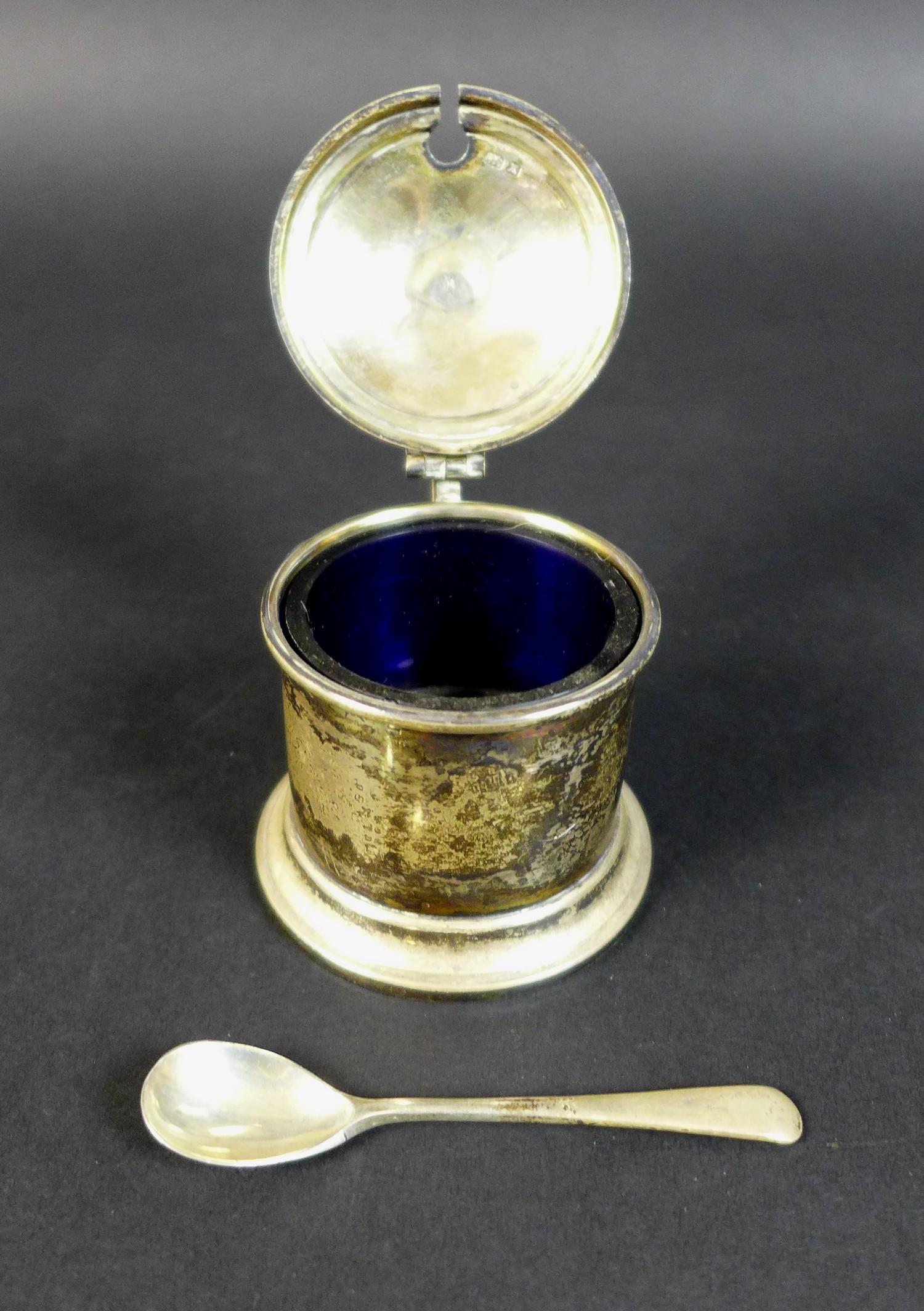 A group of George V silver items, comprising a mustard pot, 6.5 including (handle) by 5.3 by 6cm - Image 9 of 14