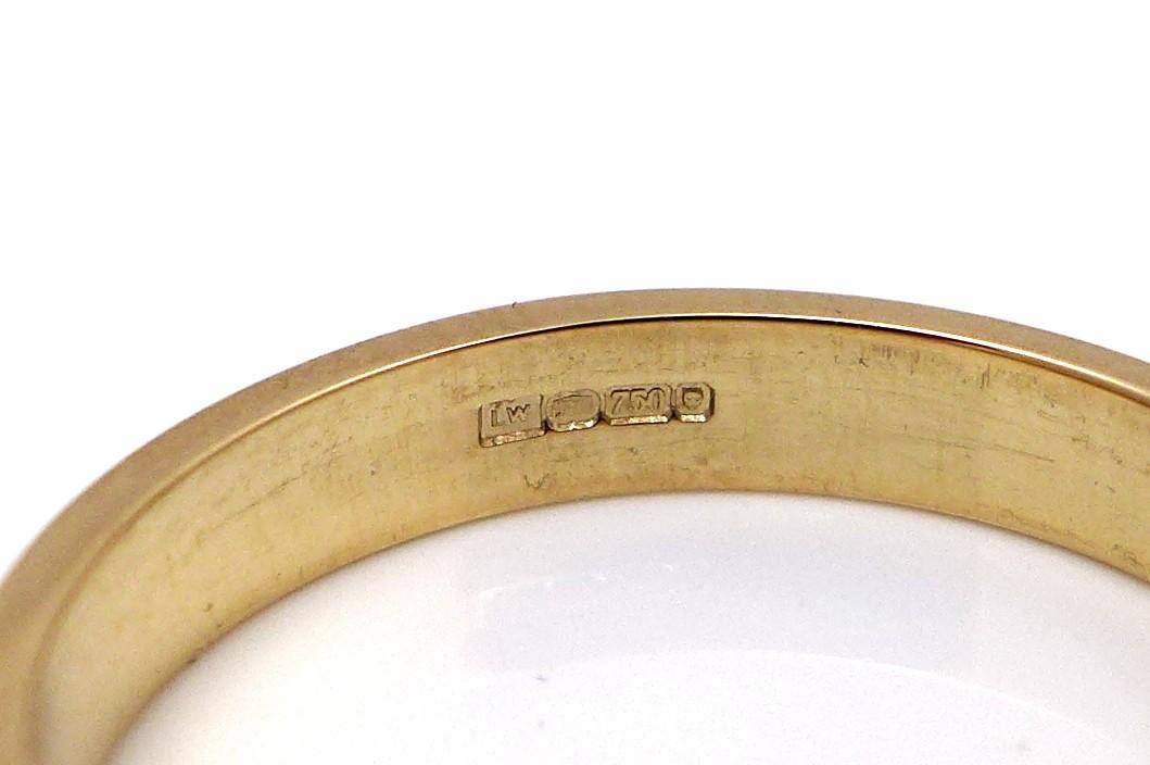 An 18ct yellow gold wedding band, maker LW, size M/N, 3.6g, in a modern black presentation case, and - Image 4 of 4