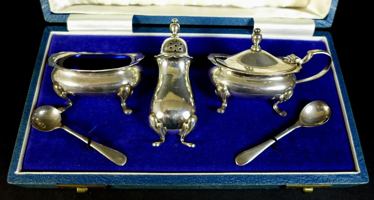 A pair of Edwardian silver sauce boats, the handles with cast jaguar heads, and scroll rim, raised - Image 9 of 15