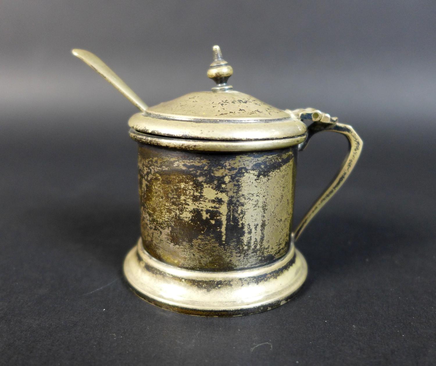 A group of George V silver items, comprising a mustard pot, 6.5 including (handle) by 5.3 by 6cm - Image 8 of 14