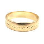 An 18ct gold band, size Q/R, 3.9g.