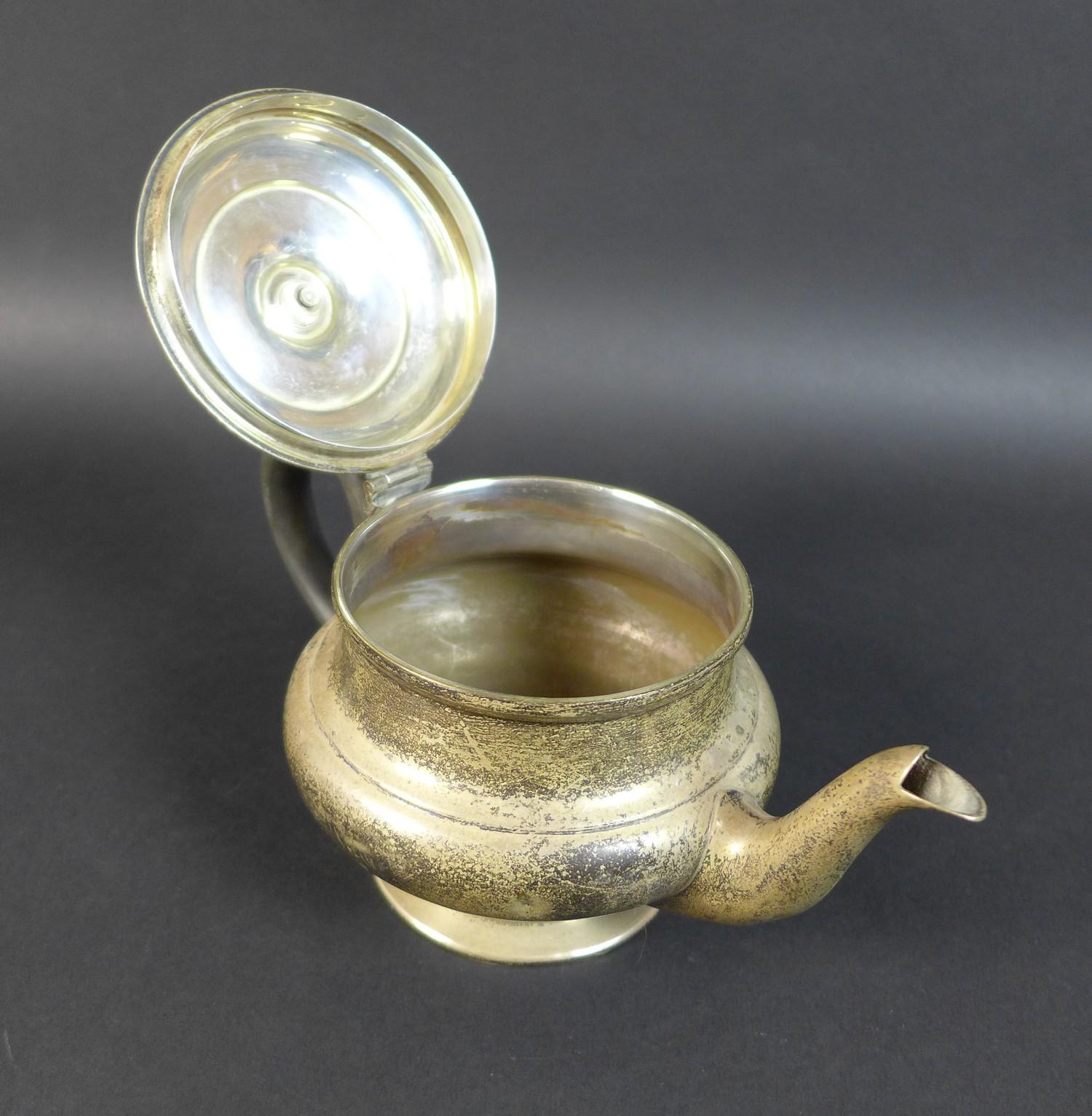 A George V silver bachelor's tea set, of compressed bun form on circular foot, comprising a teapot - Image 4 of 15