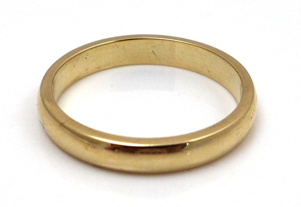 An 18ct yellow gold wedding band, maker LW, size M/N, 3.6g, in a modern black presentation case, and