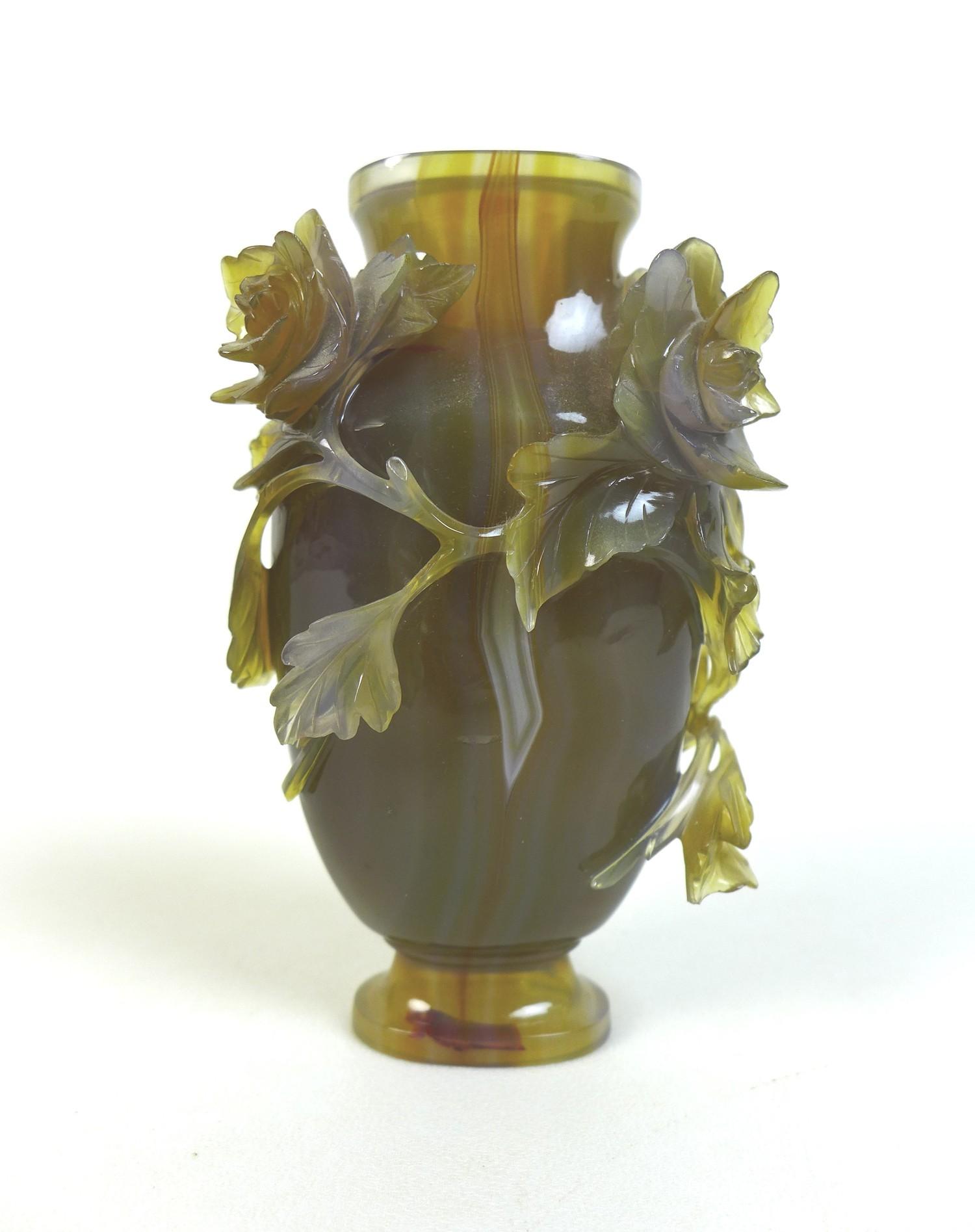 A Chinese agate vase, 19th century, intricately carved with chrysanthemums and trailing foliage. - Image 6 of 8