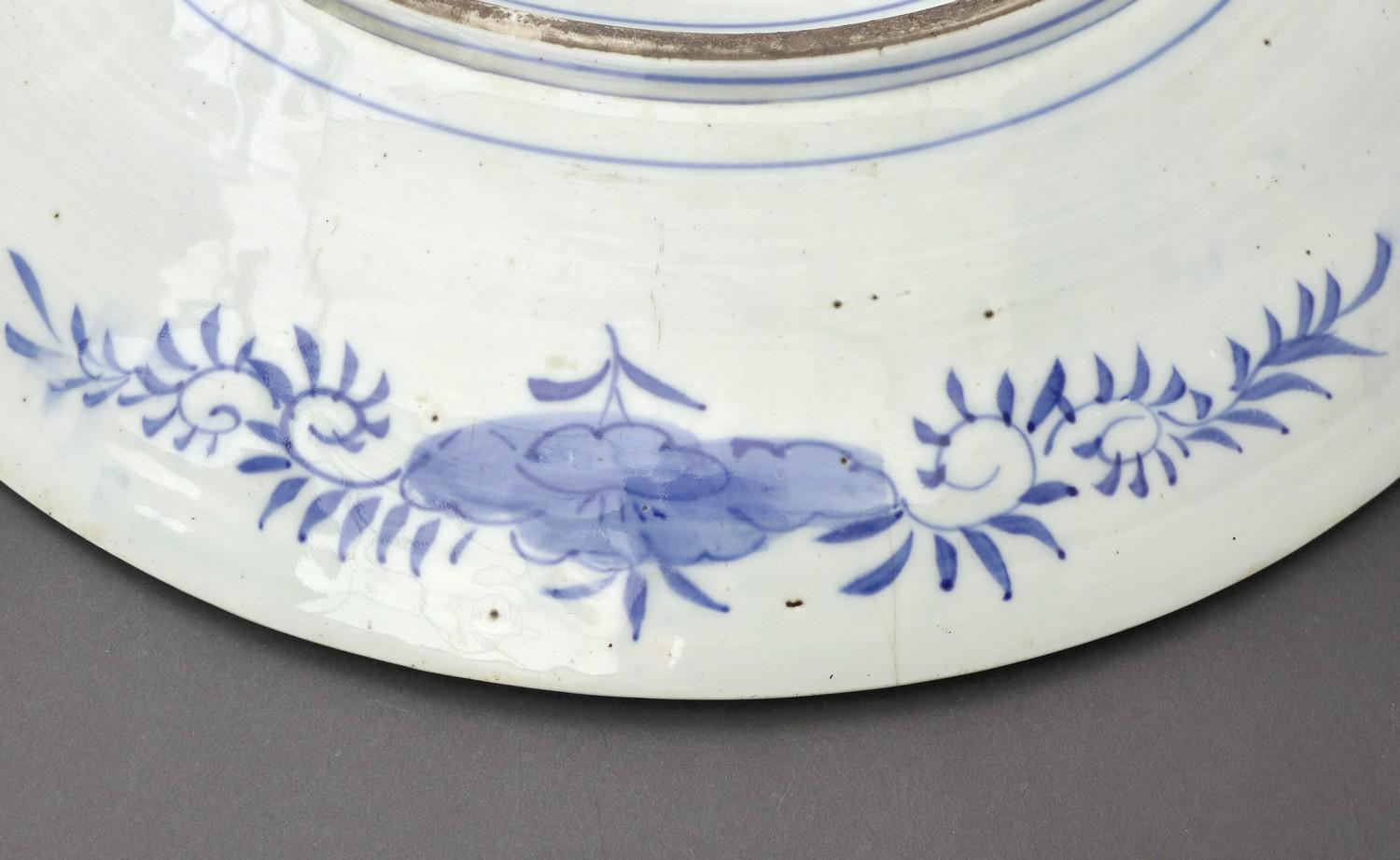 A pair of large Chinese Export porcelain 'Dragon' chargers, Qing Dynasty, late 19th / early 20th - Image 8 of 43