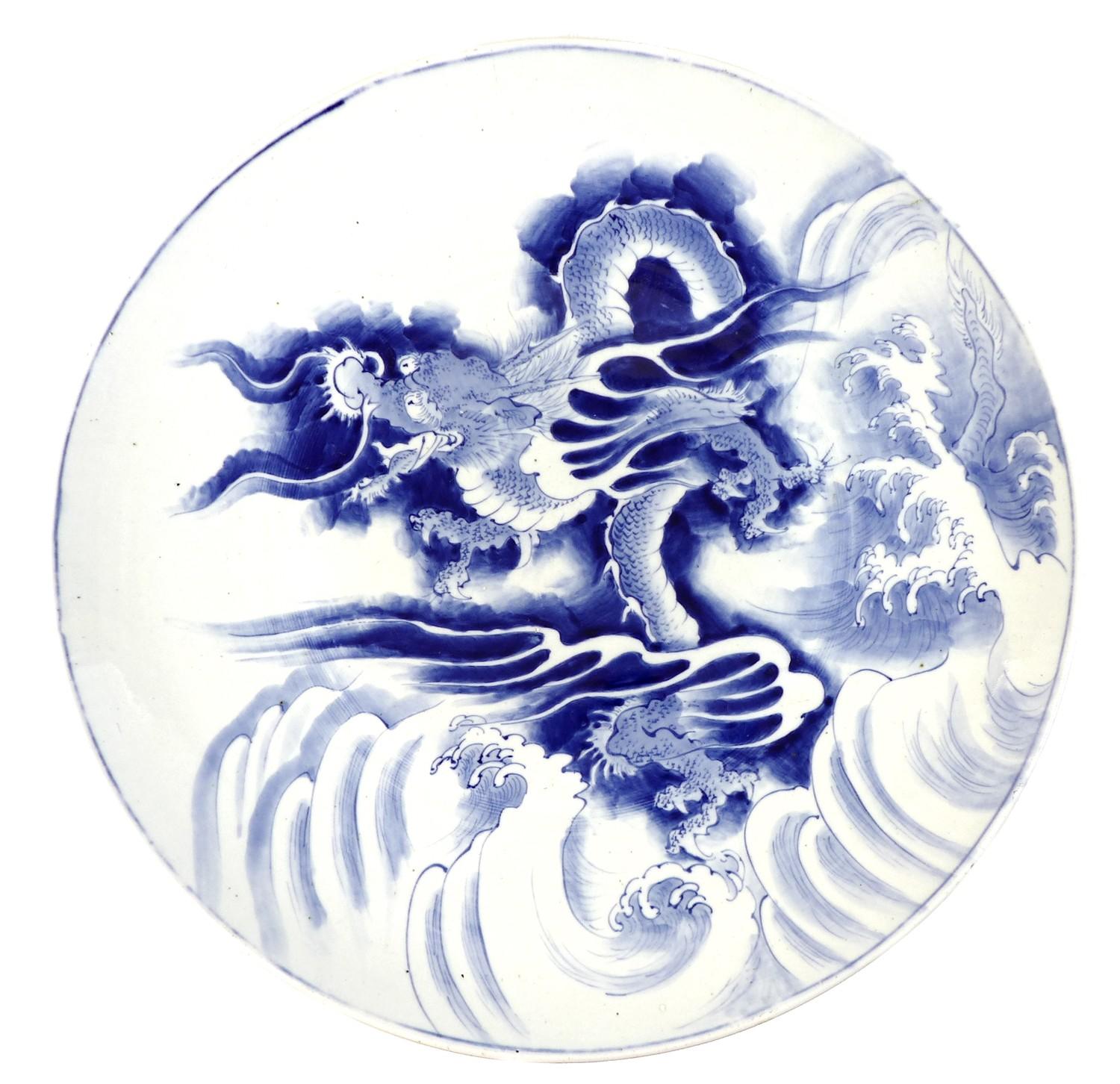 A pair of large Chinese Export porcelain 'Dragon' chargers, Qing Dynasty, late 19th / early 20th - Image 15 of 43