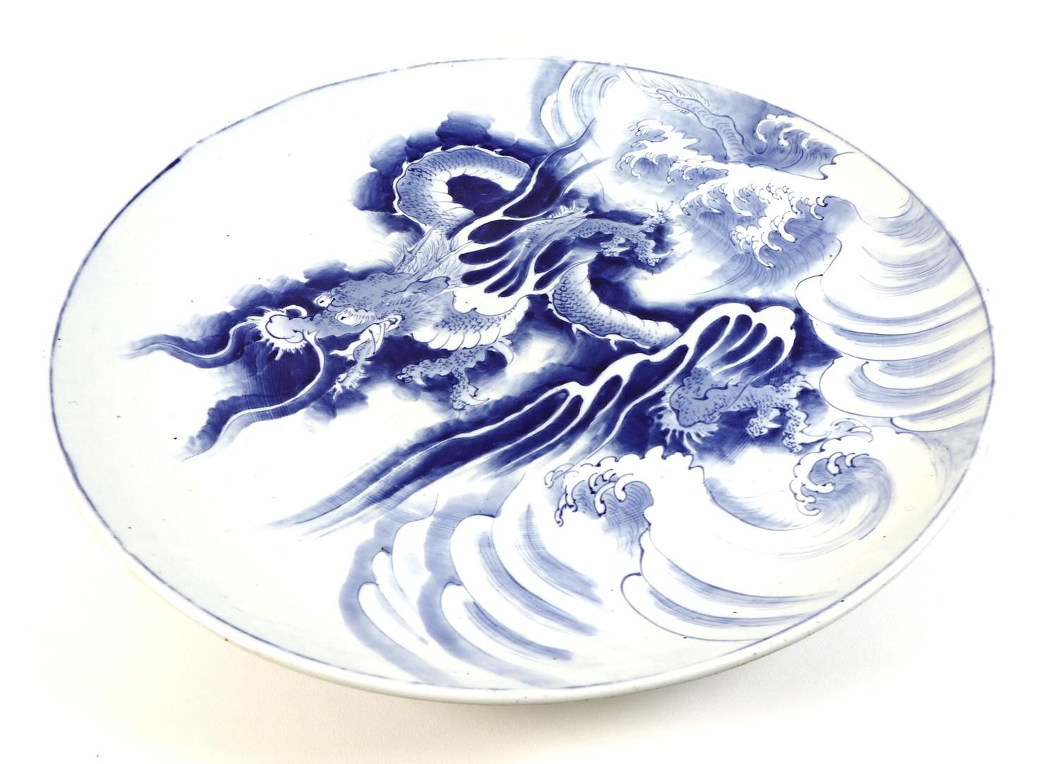 A pair of large Chinese Export porcelain 'Dragon' chargers, Qing Dynasty, late 19th / early 20th - Image 17 of 43