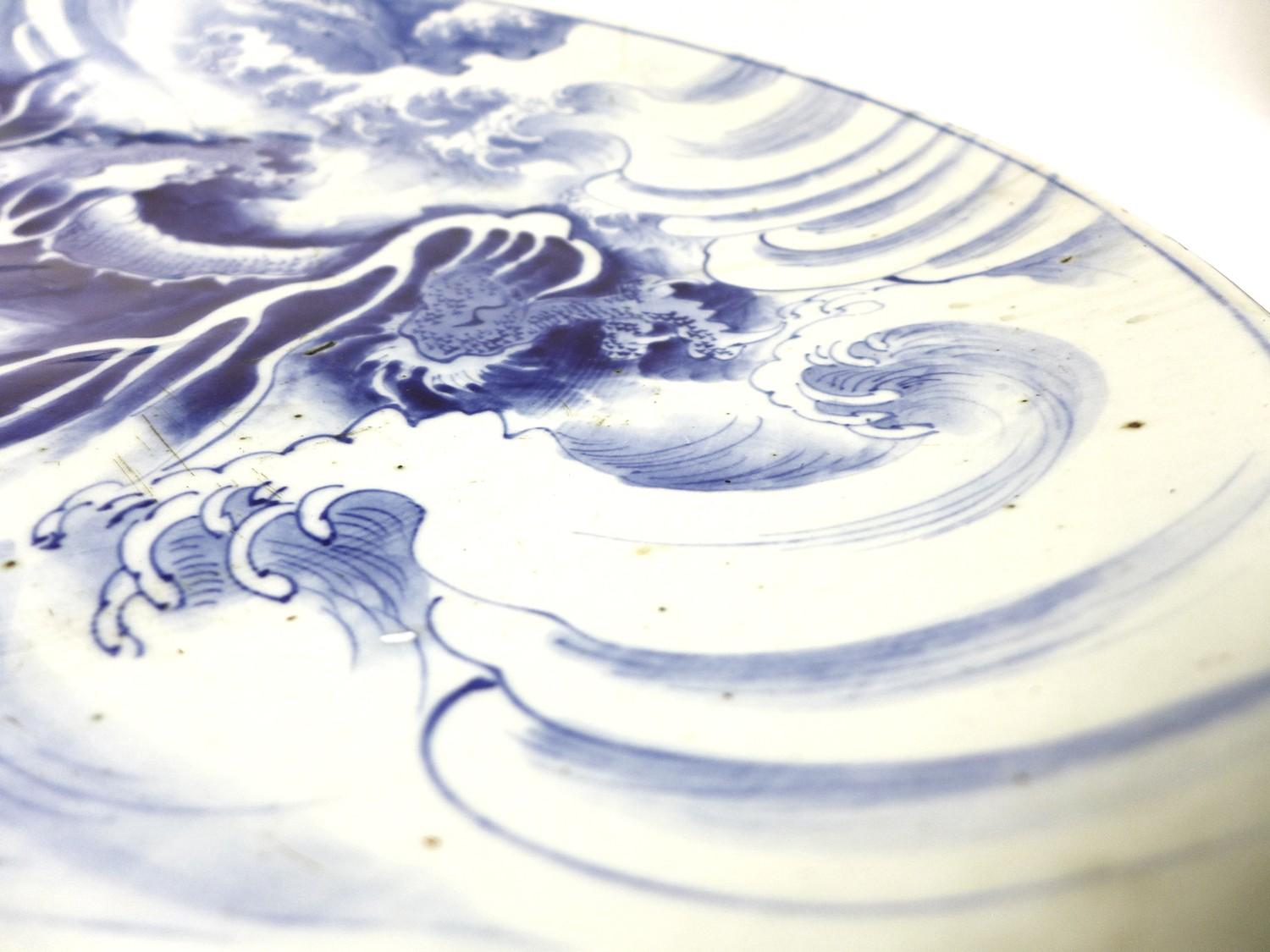 A pair of large Chinese Export porcelain 'Dragon' chargers, Qing Dynasty, late 19th / early 20th - Image 28 of 43