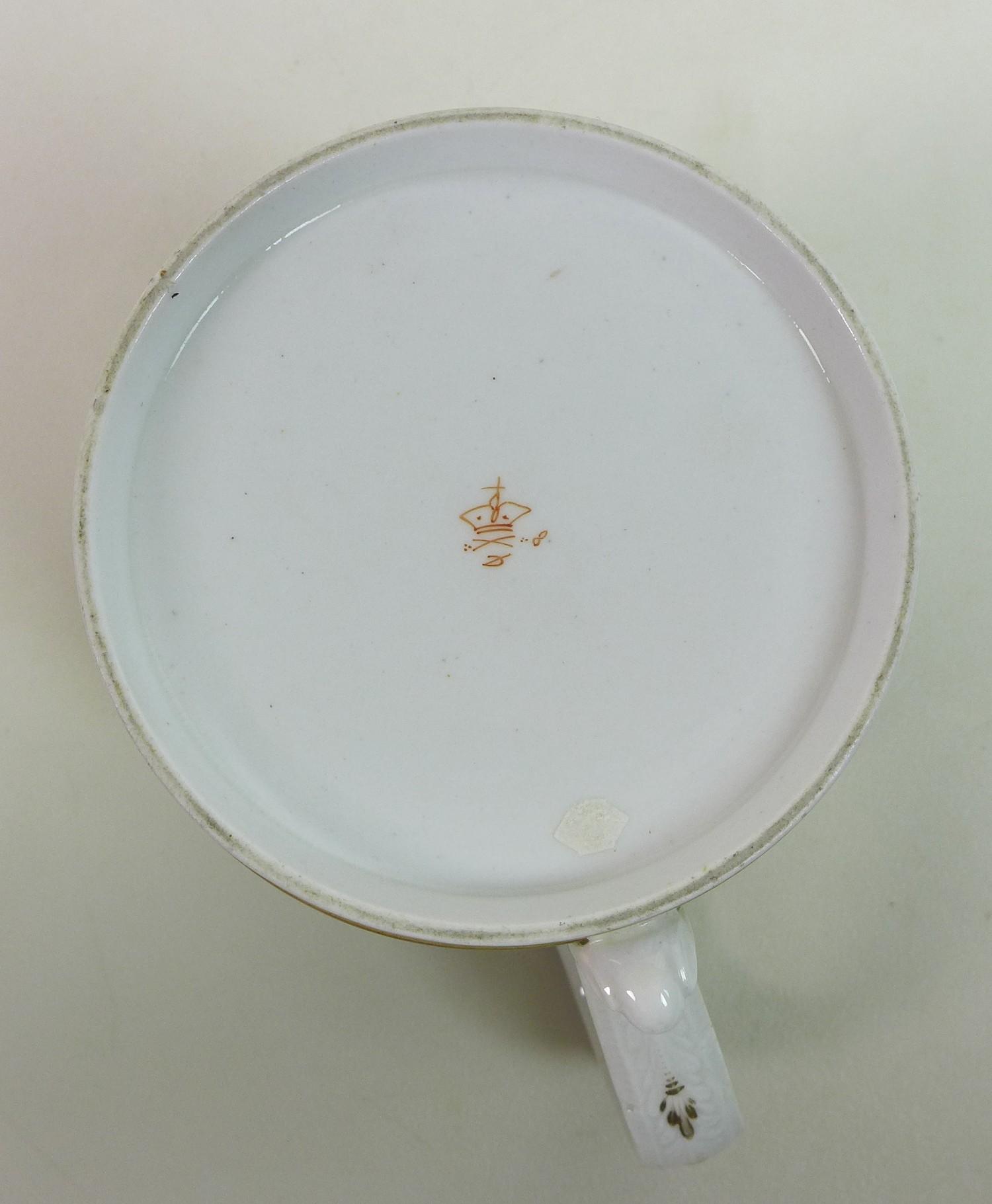 An early 19th century Derby porcelain tankard, decorated with a reserve of trees by a flowing - Image 5 of 15