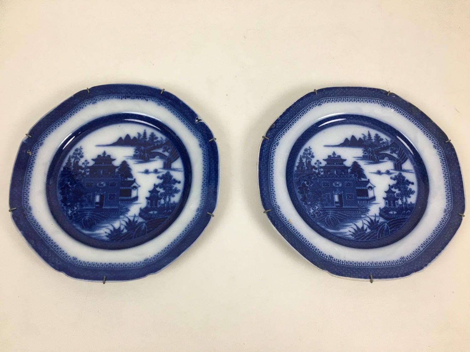 A Chinese Export porcelain blue and white plate, late 19th century, decorated with temples in - Image 6 of 7