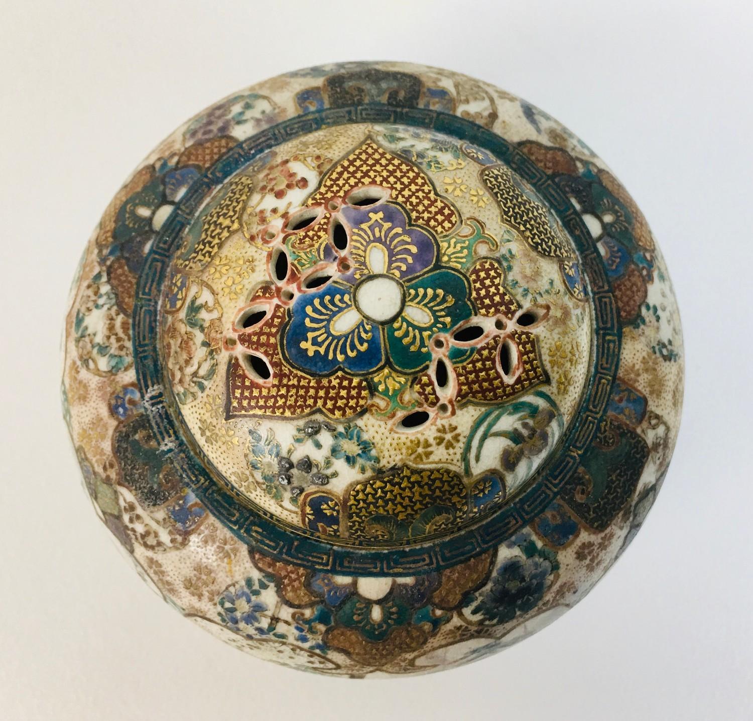 A Japanese early 20th century Satsuma pottery potpourri, vase and pierced cover, decorated with - Image 3 of 5