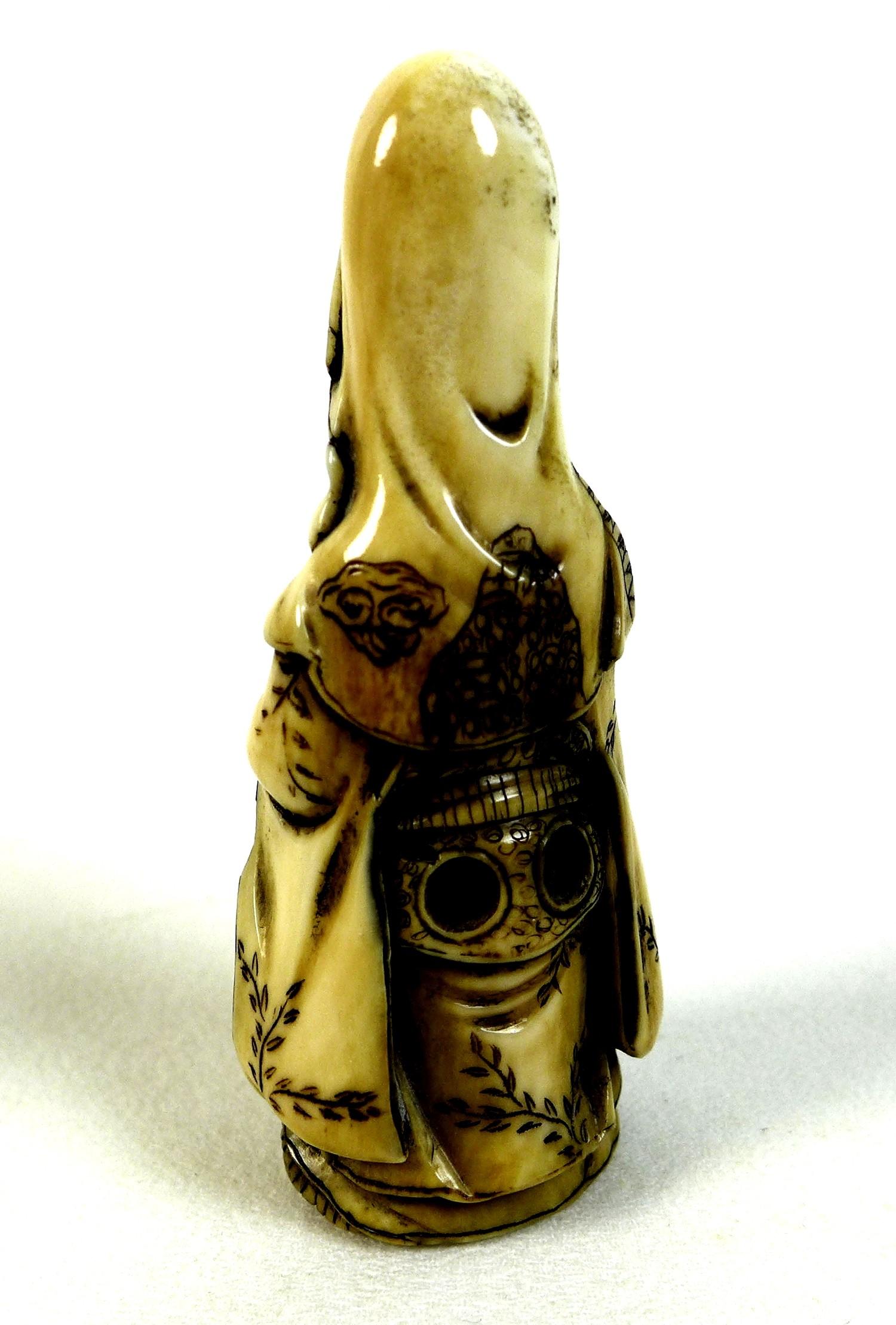 A group of five Japanese ivory katabori netsuke, late 19th and early 20th century, comprising a - Image 10 of 10