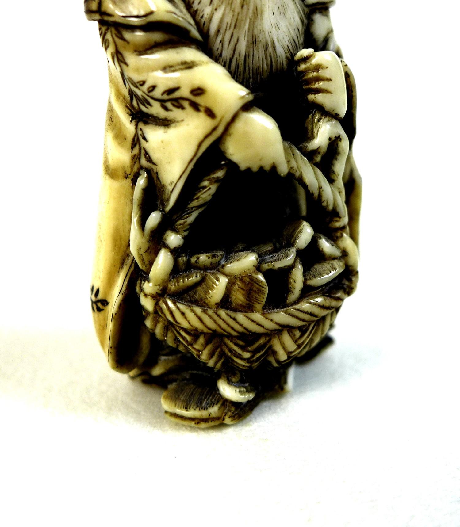 A group of five Japanese ivory katabori netsuke, late 19th and early 20th century, comprising a - Image 9 of 10