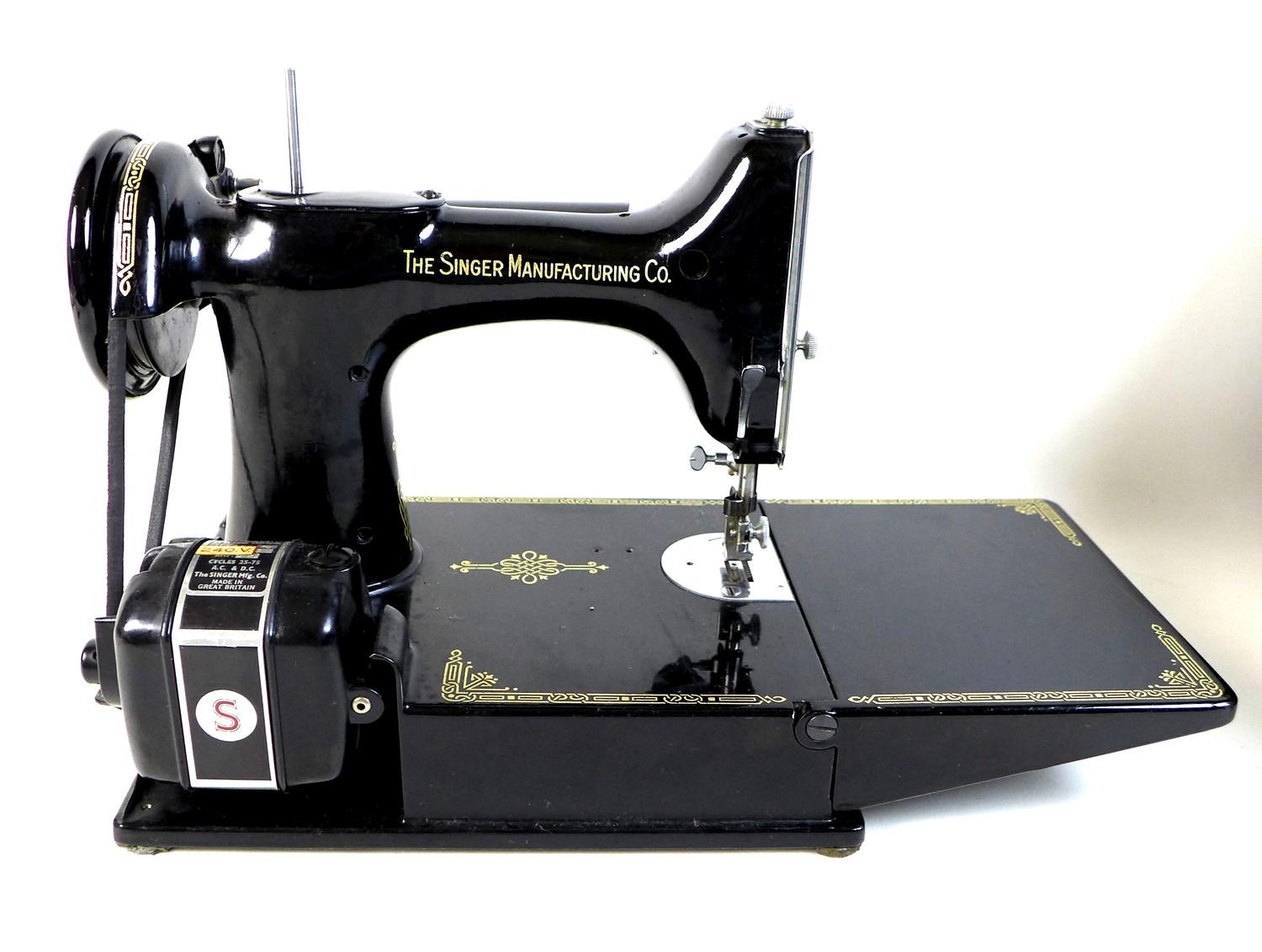 A vintage Singer Featherweight 221K portable sewing machine, serial number EH244952, with fold out - Image 10 of 17