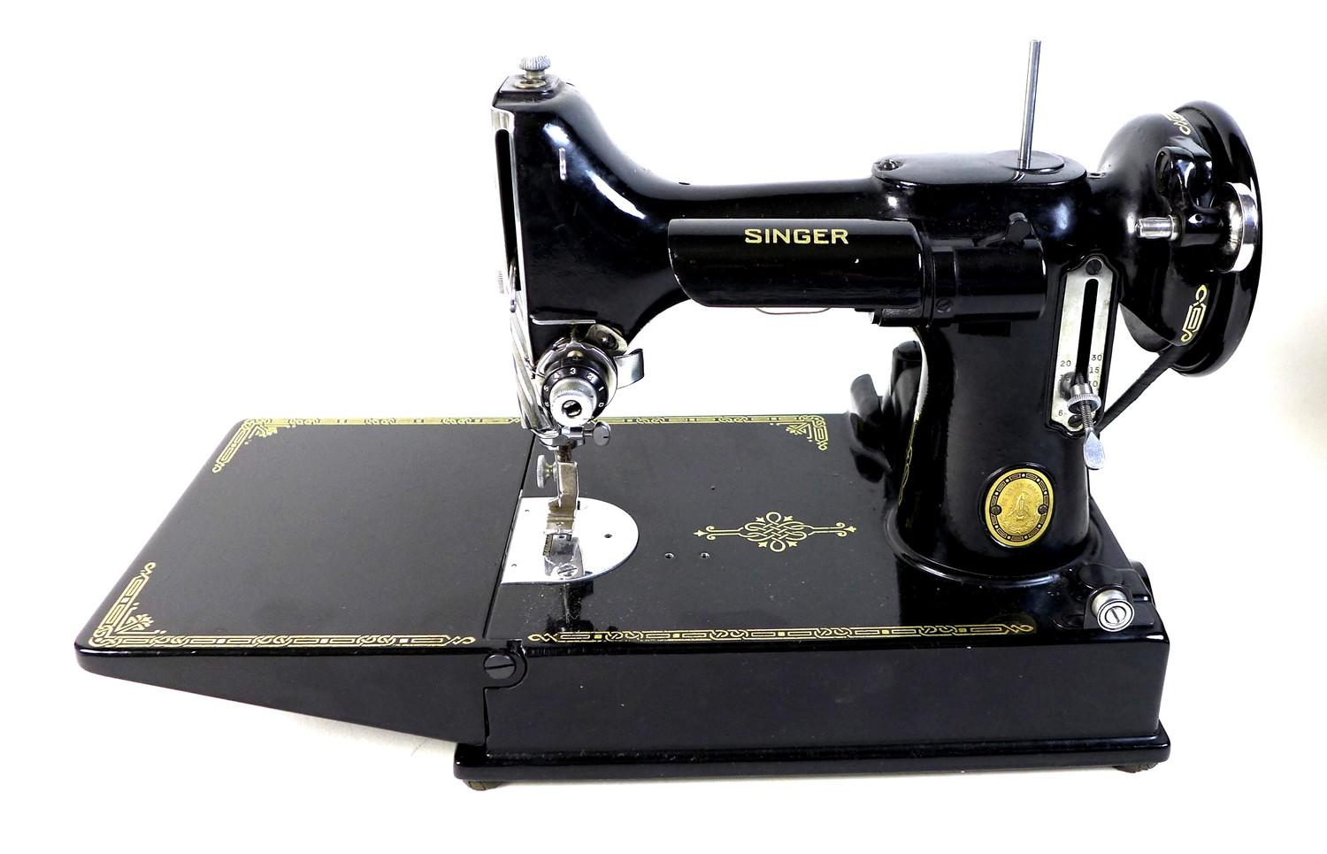 A vintage Singer Featherweight 221K portable sewing machine, serial number EH244952, with fold out - Image 9 of 17