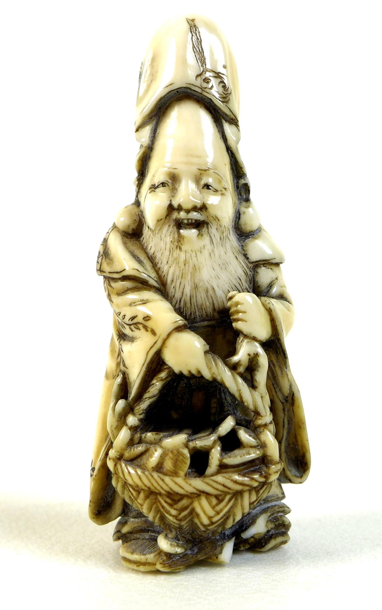 A group of five Japanese ivory katabori netsuke, late 19th and early 20th century, comprising a - Image 8 of 10