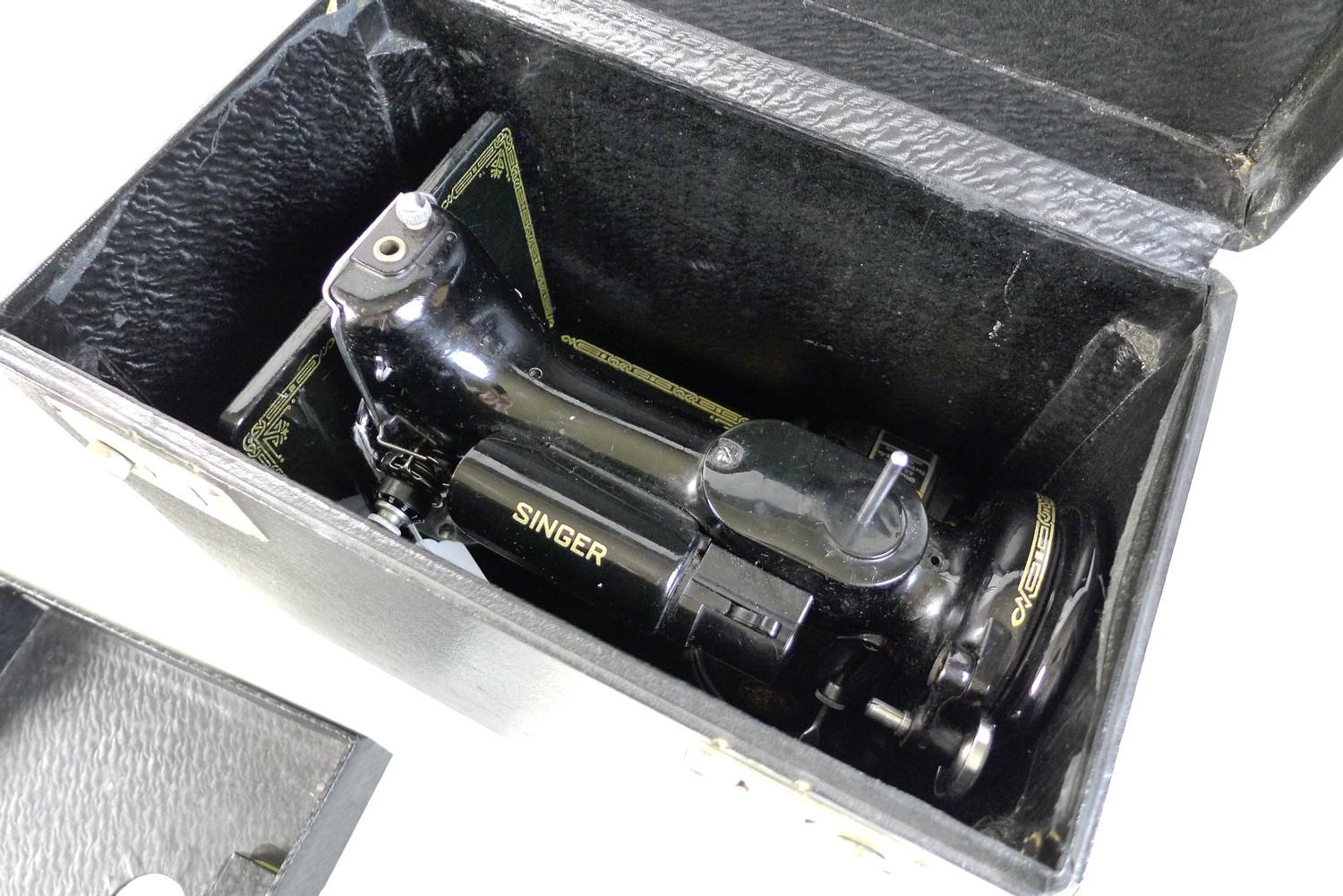 A vintage Singer Featherweight 221K portable sewing machine, serial number EH244952, with fold out - Image 11 of 17