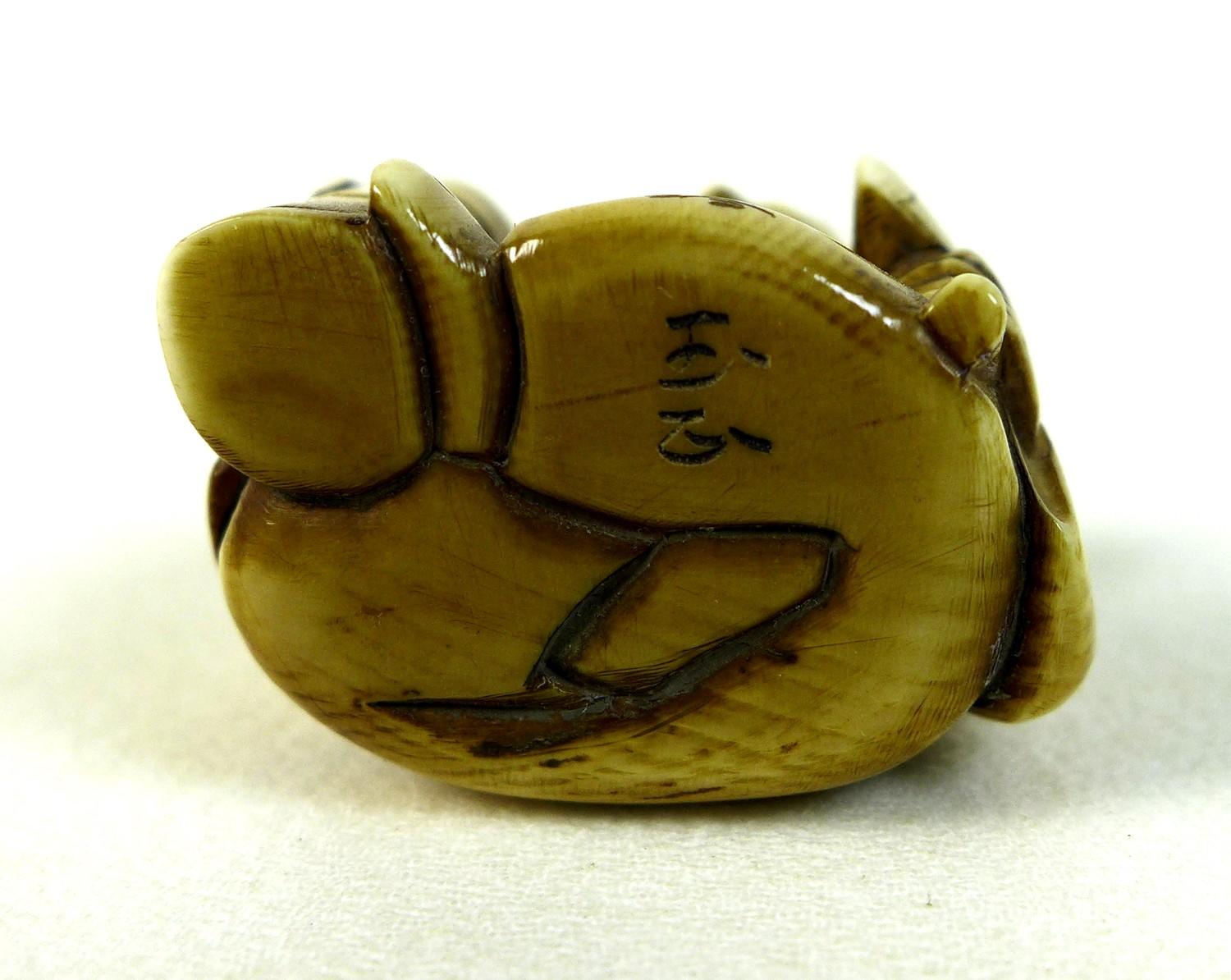 A group of five Japanese ivory katabori netsuke, late 19th and early 20th century, comprising a - Image 7 of 10