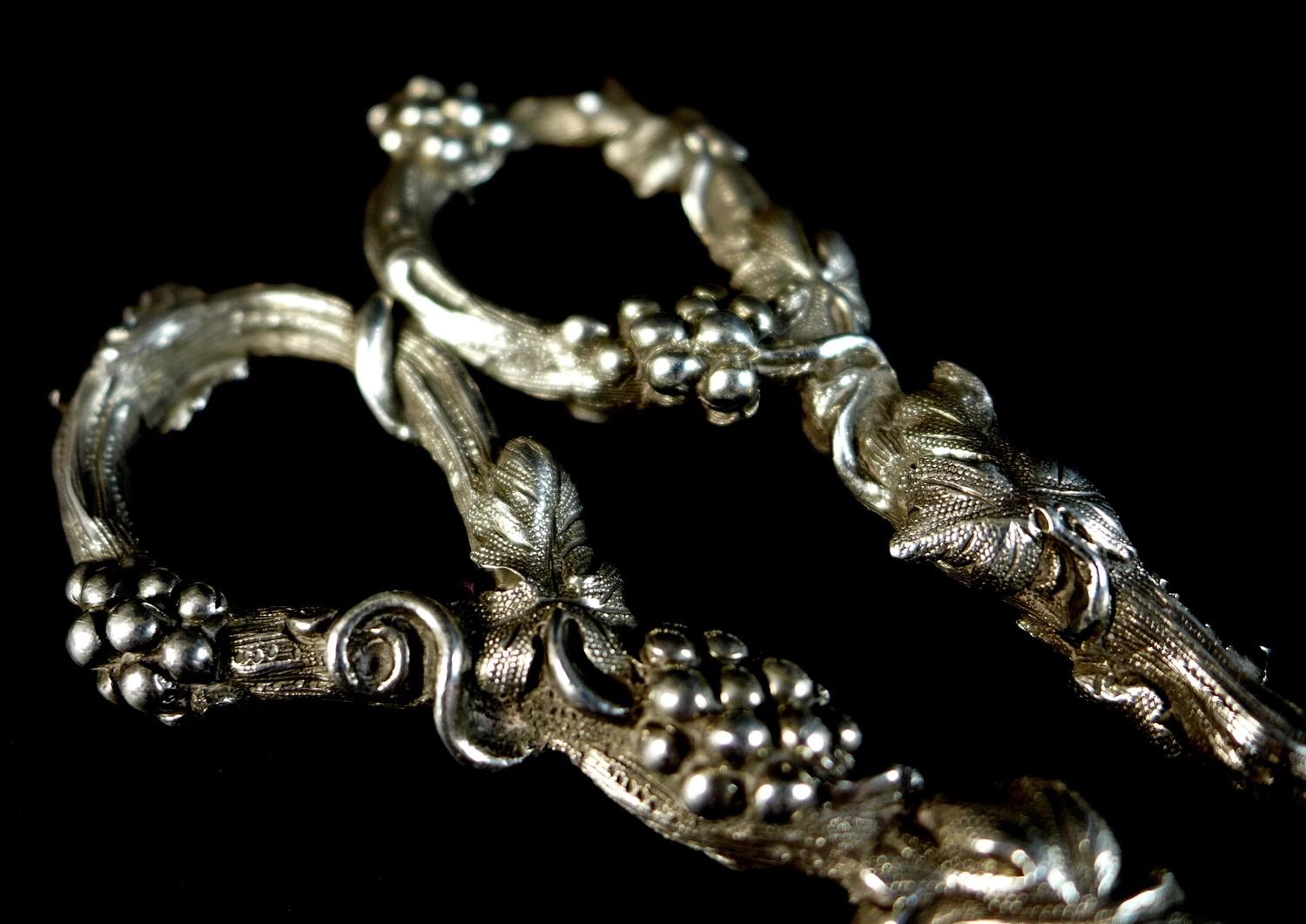 A pair of Victorian silver grape scissors, with ornate handles decorated with vines and grapes, H - Image 4 of 8