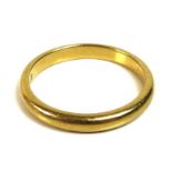 A 22ct gold ring, size O, 4.3g.