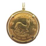 A 22ct gold South African Krugerrand, 1978, Fyngoud 1 oz fine gold, set within a 9ct gold mount with